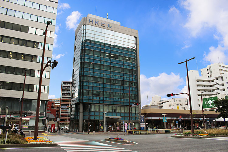 20ｍほど歩くと右側にガラス張りのHKビルがあります。中に入り、6階が弁護士法人山本・坪井綜合法律事務所の福岡オフィスになります。